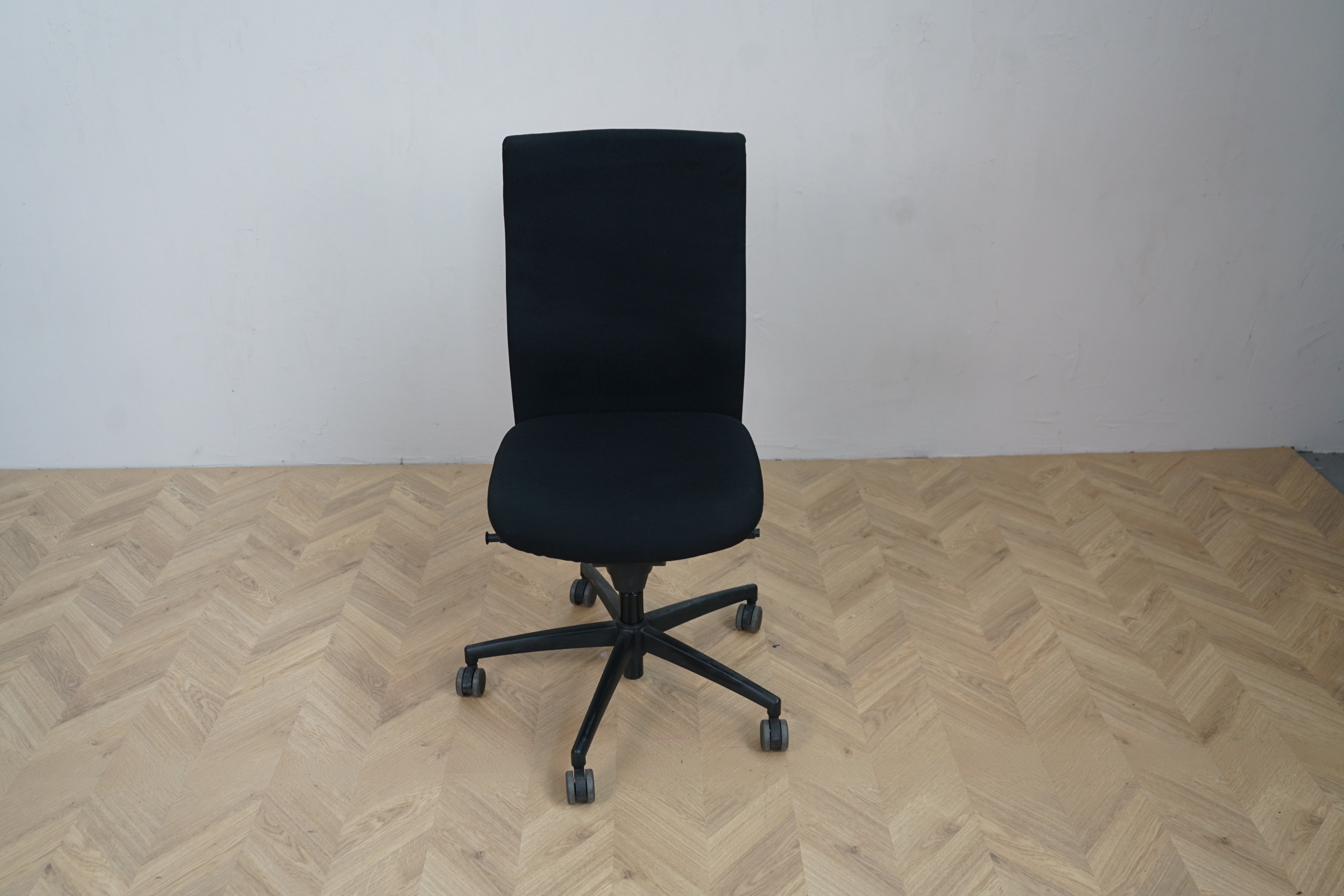 TIO kontorstol i sort med polstret sæde og ryglæn – frontvisning med hjul